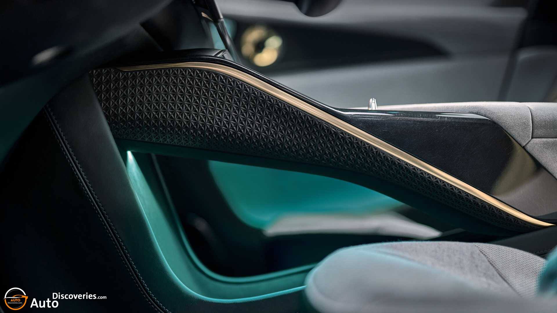 4-lotus-eletre-die-mittelkonsole.jpg
